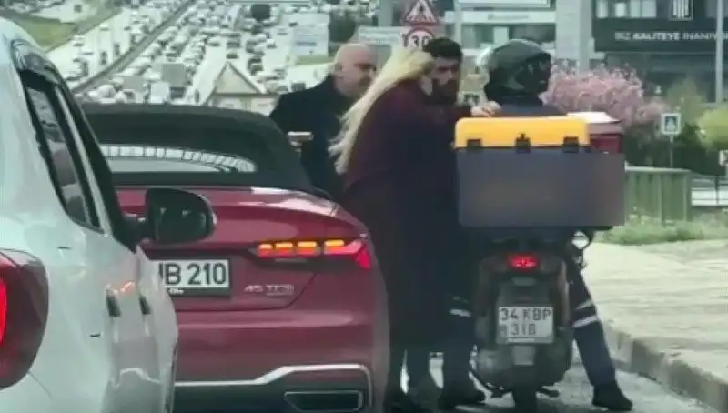 D-100'deki Korkunç Olay: Motokuryeye Silah Çeken Sürücü Şoke Etti