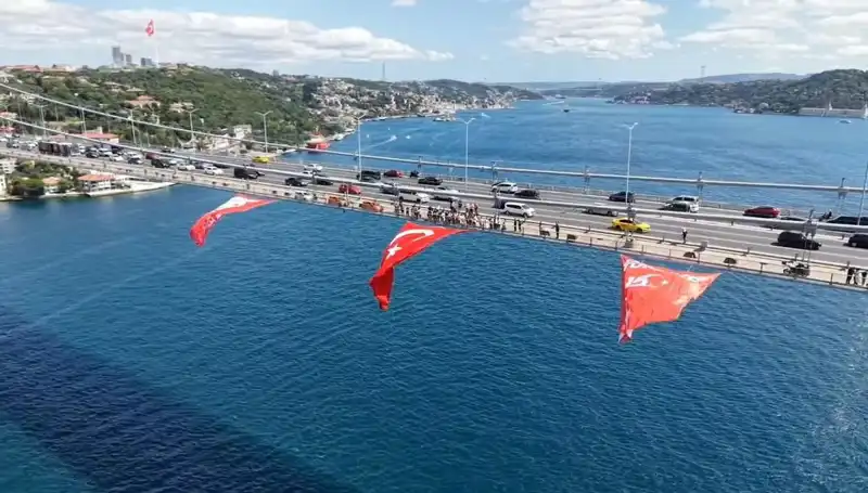Türkiye’nin İkonik Köprüsüne Dev Türk Bayrağı Asıldı: Anlamı Ne?