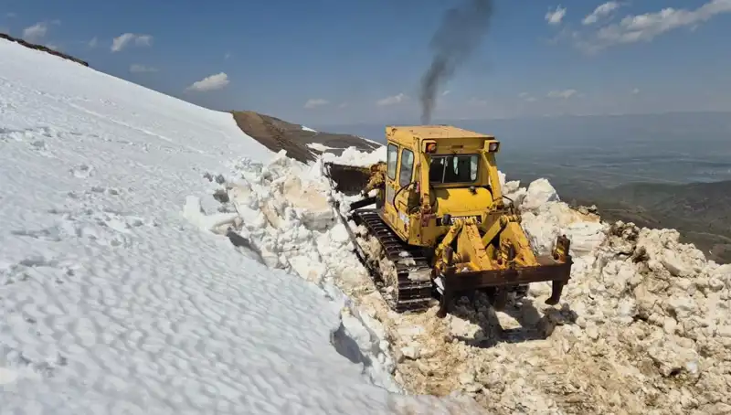 Nisan Ayında 2 Metreyi Bulan Karla Mücadelede İnanılmaz Yol Açma Çalışmaları