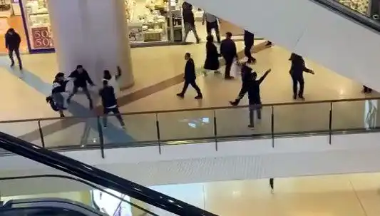 İstanbul'daki AVM'de İki Gurup Arasında Gergin Kavga Anları