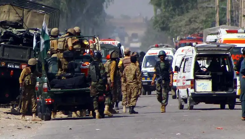 Pakistan'da Camiye Yapılan Bombalı Saldırı: Yaralıların Sayısı Dört