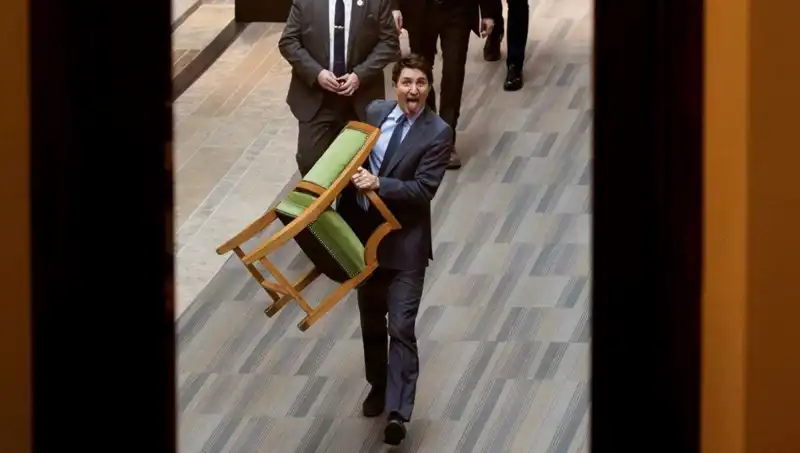 Trudeau’nun Sıra Dışı Ayrılışı: Sandalyeyi de Yanında Götürdü!