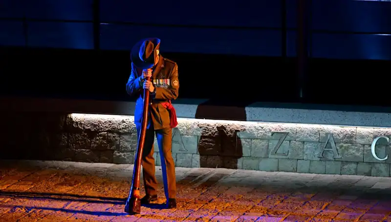 Anzak Koyu'nda Şafak Ayini: Tarih, Anma ve Birlik Duygusu