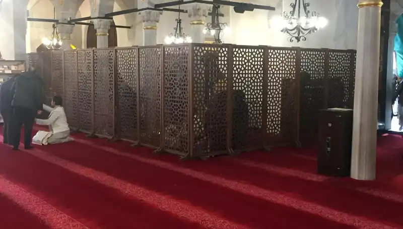 Teravih Namazında Yan Yana Kadın-Erkek İddiası: Gerçekler Ortaya Çıkıyor