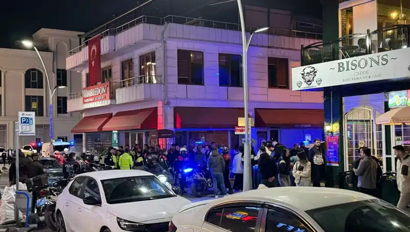Kafede Dehşet Anları: Havaya Ateş Açan Şahıs Kafe Sahibine Bıçakla Saldırdı