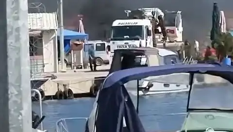 Tuzla'da Balıkçı Barınağında Şok Eden Lastik Yangını: Gözler Yangın Söndürme Ekibinde