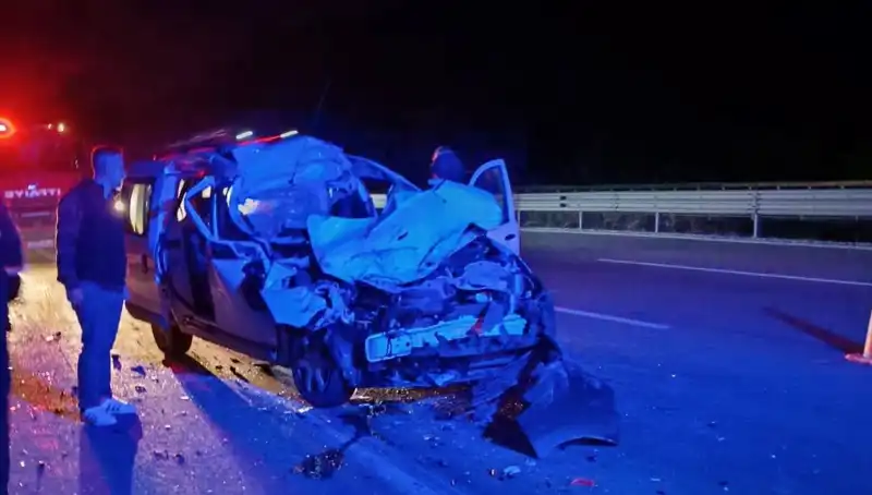 Otoyolda Dehşet: TIR’a Çarpan Araç Hurdaya Döndü
