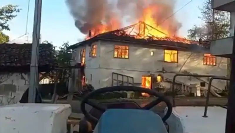 : İki Katlı Ev Alev Alev Yandı: Yangının Sırrı ve Tefrişatı