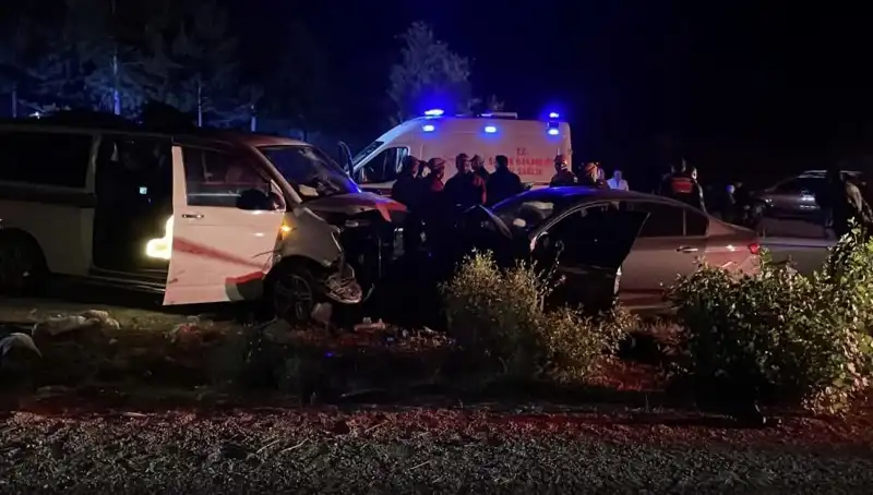 Ters Yön Faciası: İki Araç Kafa Kafaya Çarpıştı, Can Kaybı ve Yaralılar Var!