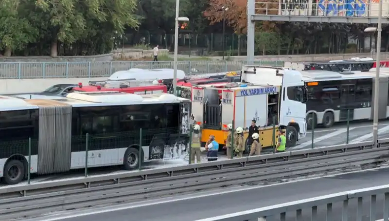 İstanbul'da Metrobüs Alev Alev Yandı: Trafik Felç Oldu