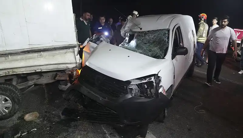 İstanbul'da Korkunç Kaza: Üç Kişi Yaralandı, Araçlar Kullanılamaz Hale Geldi