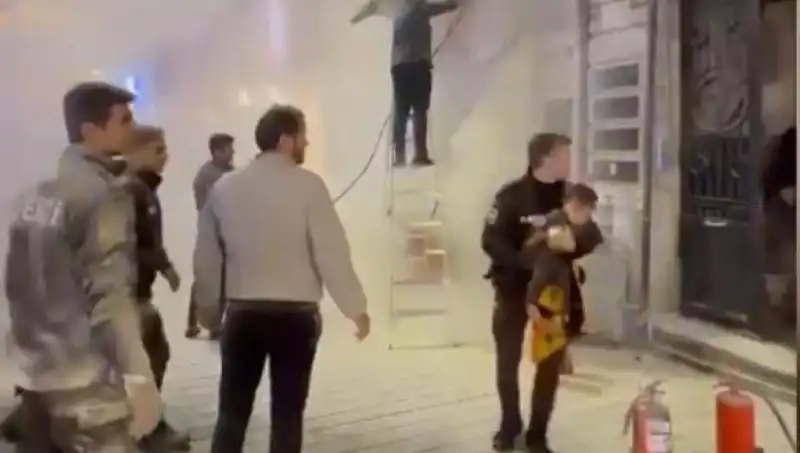 Beyoğlu'ndaki Büfe Yangınında Küçük Çocuk Kurtarıldı