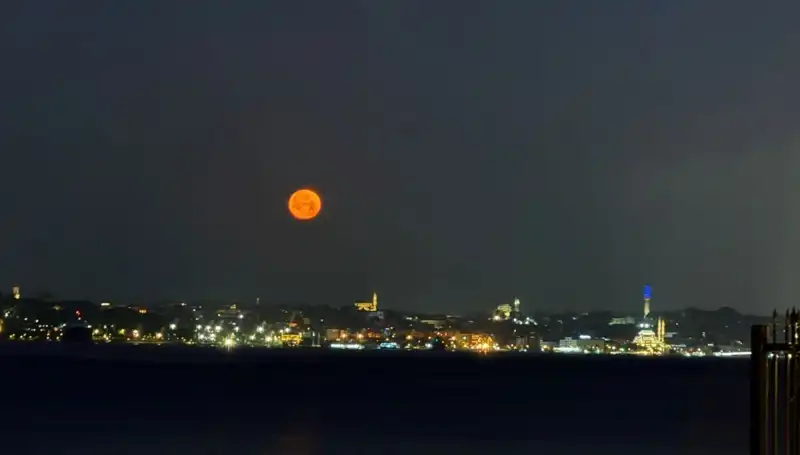 İstanbul’da "Çilek Dolunayı" Işığında Eşsiz Bir Gece Yaşandı