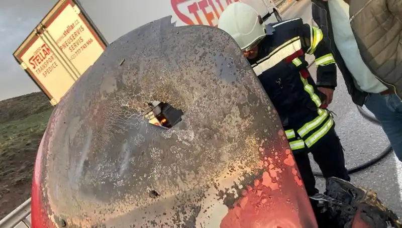 Seyir Halindeyken Yanan Otomobil, Tüm Dikkatleri Üzerine Çekti