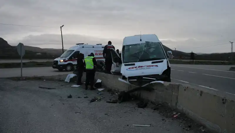 İşçi Servisi İstinat Duvarına Çarpınca Olaylar Gelişti!