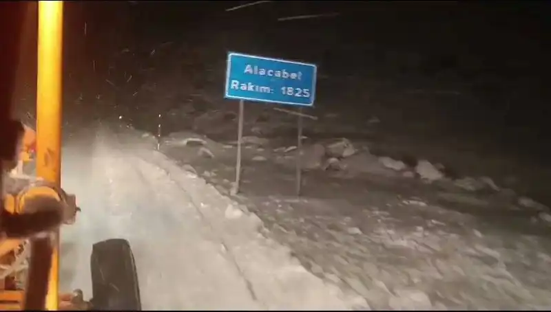 Antalya’da Beklenmedik Kar Yağışı: Şehir Beyaza Büründü