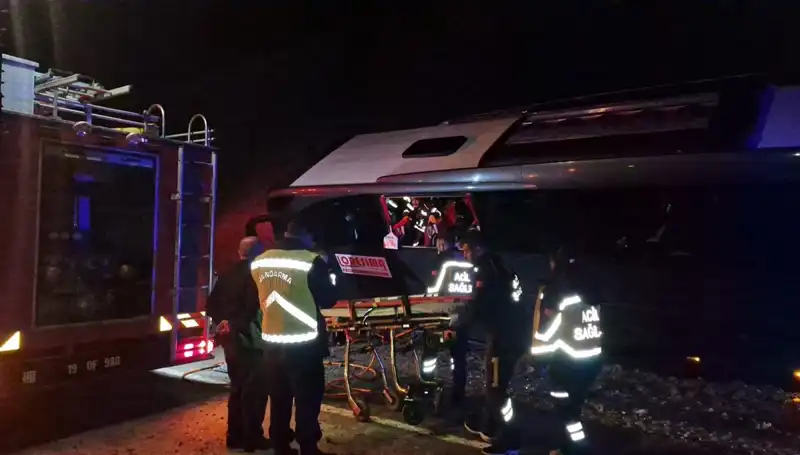 Festival Coşkusu Sonrası Feci Kaza: 23 Kişi Yaralandı