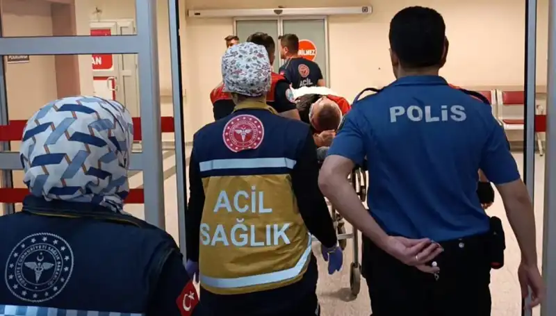 Polis Ekiplerinin Kazaya Karıştığı Olayda İki Kişi Yaralandı