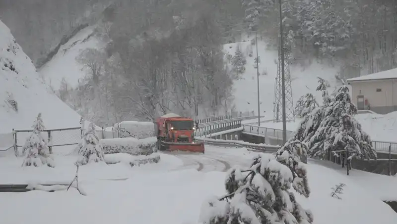 Bolu Dağı'nda Kar Yağışı: Kış Coşkusu Hızla Artıyor!