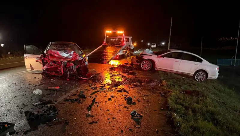 Çanakkale'de Korkunç Kaza: İki Otomobil Kafa Kafaya Çarpıştı, 3 Kayıp