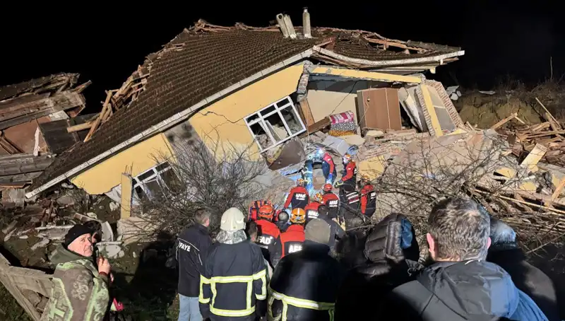 Sinop’ta Heyelan Felaketi: Üç Ev Yıkıldı, Özellikle Alarm Veriyor