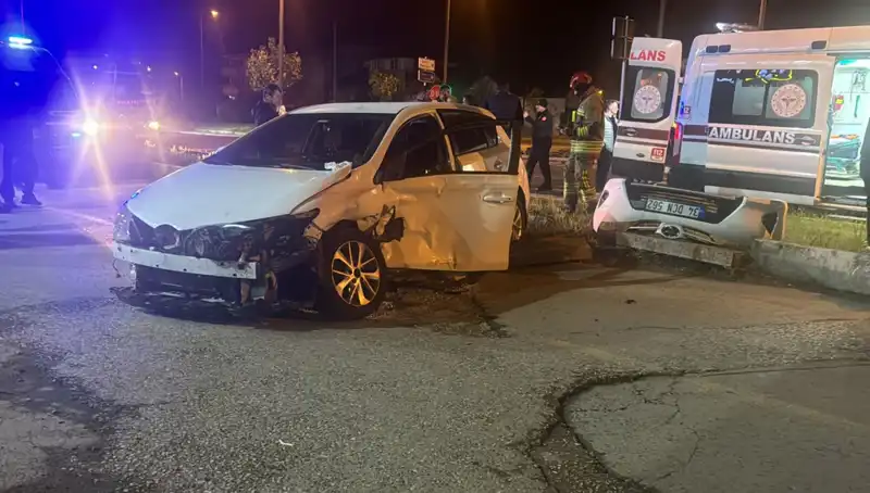 Pikap ile Otomobil Çarpıştı: Kaza Sonrası Gözler Olay Yerinde Toplandı