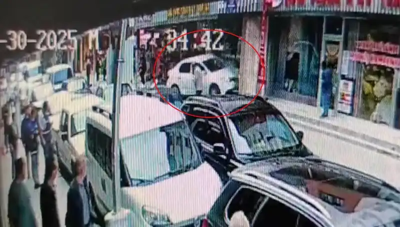 Alkollü Sürücü, Mağazaya Dalarken İki Çocuğu Ölümden Kurtardı: O Anlar Kamerada