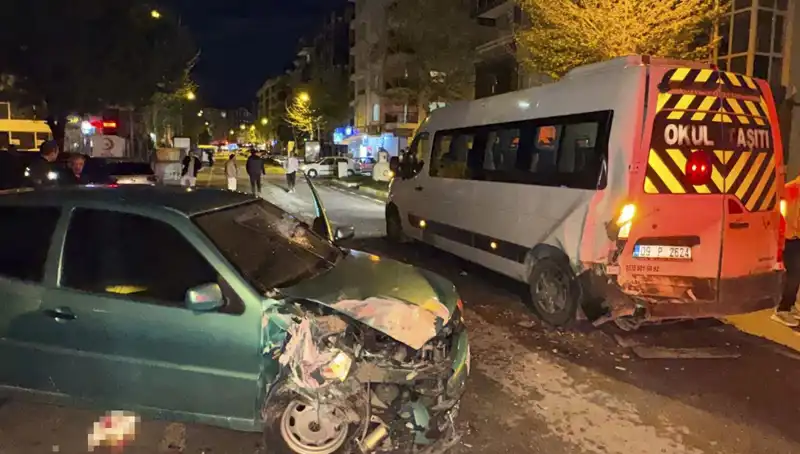 Otomobil Servis Minibüsüne Çarptı: Altı Yaralı, Kaza Anı Hem Korkuttu Hem Üzdü