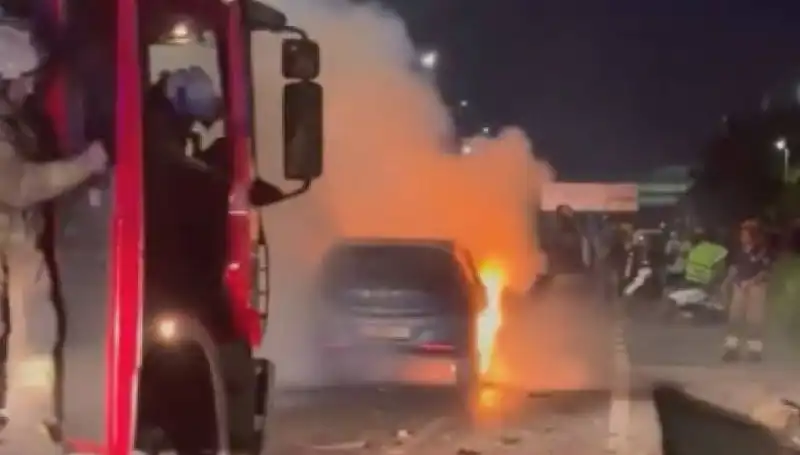 Otoyolda Bariyerlere Çarpan Araç Alev Alev Yandı, Yol Kapatıldı!