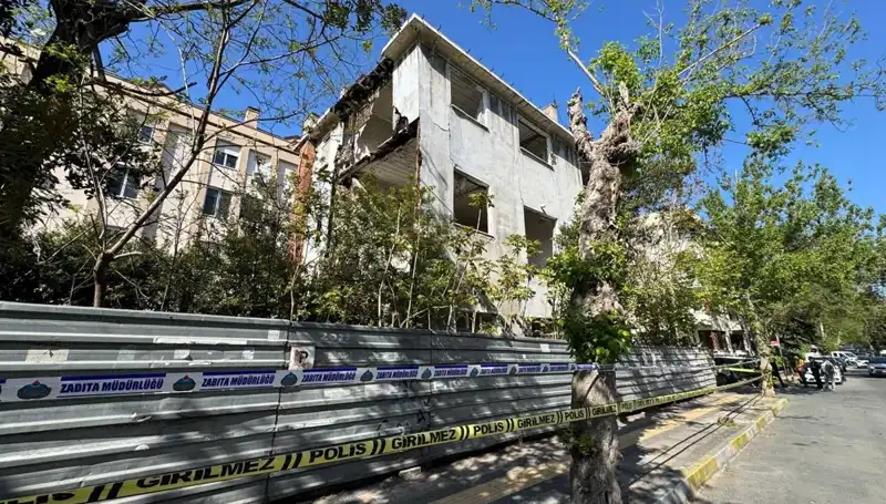 Bakırköy'de Metruk Bina Depremle Kısmen Çöktü: Tehlikenin Boyutları ve Önlemler
