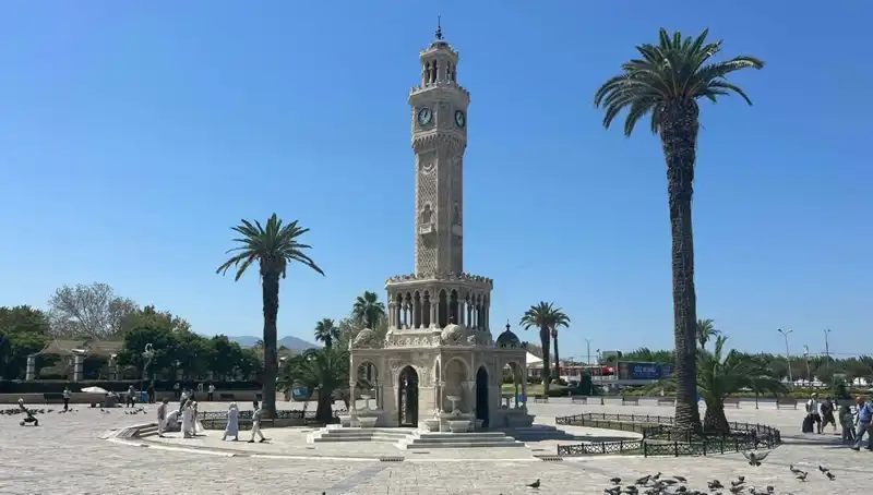 İzmir'de Sıcak Hava Dalgası: Meydanlar Boş, Vatandaş Evlerinde Serinlemeye Çalışıyor