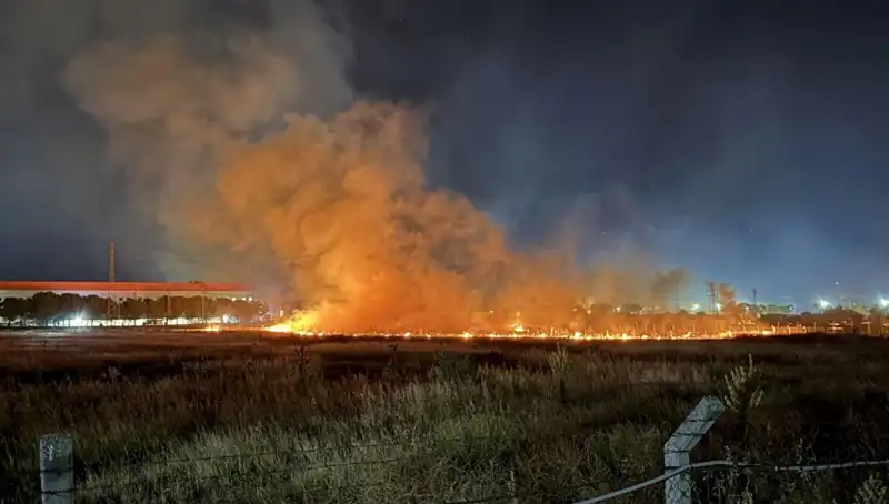 İzmir'de Gece Yarısı Yangını: Panik Ve Kurtarma Çabaları