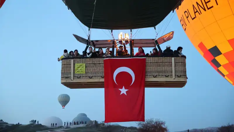 Kapadokya'nın Gökyüzü Türk Bayraklarıyla Şenlendi: 23 Nisan Coşkusu