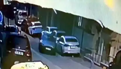 Esenyurt'ta Park Halindeki Otomobillere Çarparak Kaçan Sürücü Aranıyor