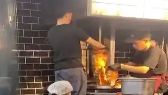 Şok İddia: Pişmiş Tavuk Dönerin Üzerine Çiğ Et Koydular!