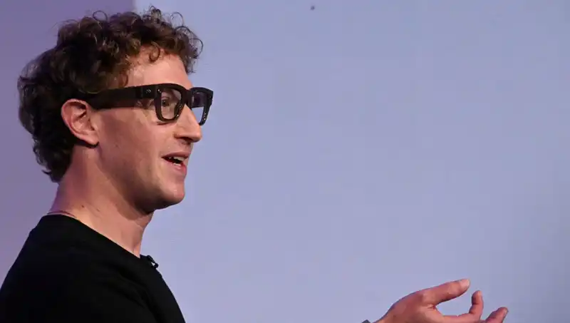 Yapay Zeka Destekli Zuckerberg Gözlüğü: Geleceğin Teknolojisi Tanıtıldı!