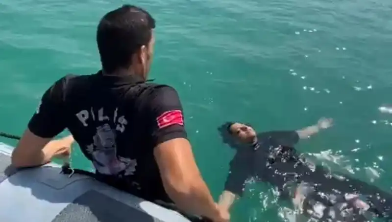 Baraj Gölüne Düşen Kadın Gemi Adamları Tarafından Zorlu Bir Kurtarma Operasyonu ile Kurtarıldı