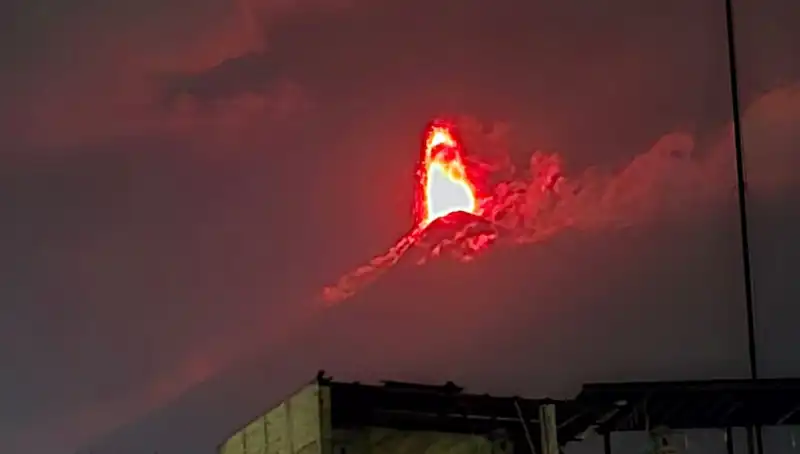 Fuego Yanardağı Patladı: 30 Bin Kişilik Tahliye Tehdit Ediyor