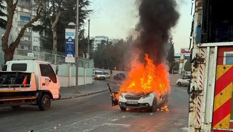 Alev Topuna Dönüşen Araç, Şehir Merkezinde Korku Dolu Anlar Yaşattı