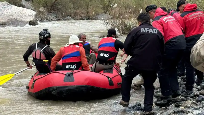 Zap Suyu Kenarında Mahsur Kalan 4 Kişi Kurtarıldı: Dramatik Kurtarma Operasyonu