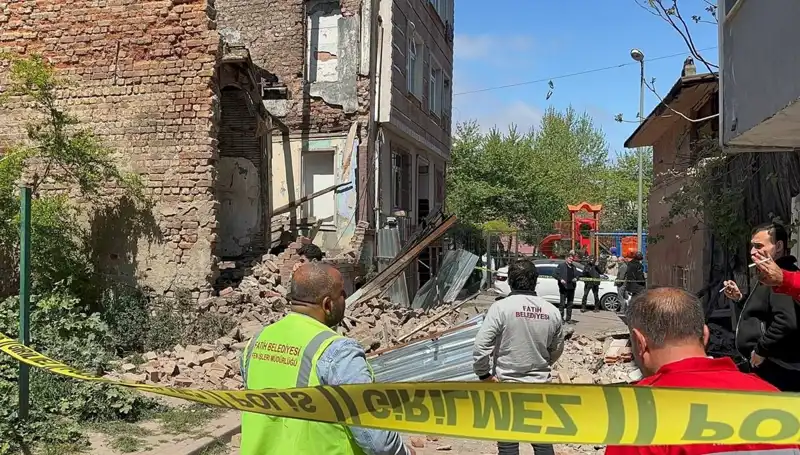 Deprem Felaketi: Fatih'te Bir Bina Çöktü, Can Kaybı Olup Olmadığı Araştırılıyor