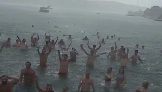 İstanbul Bebek’te Yağmura Rağmen Denize Giren Kalabalık Dikkat Çekti