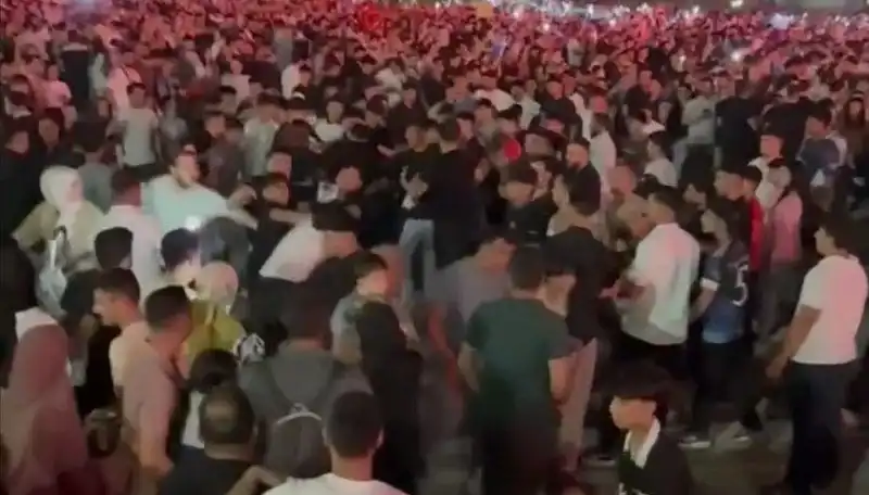 Konser Alanında Bıçaklı Kavga: Üç Kişi Yaralandı, Yangın Çıktı!