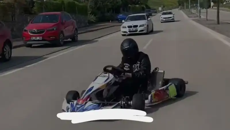 Go-Kart Sürücüsünün Tehlikeli Drift Gösterisi Gözleri Üzerine Çekti