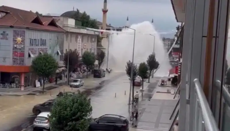 Patlayan Su Hattı, Şehirde Aniden Su Şelalesi Oluşturdu!