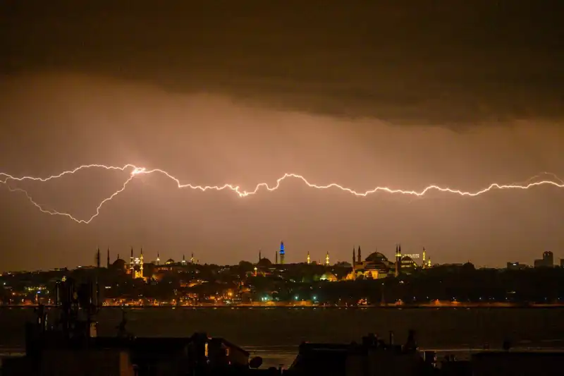 İstanbul'da Sıcaklık 22 Derece Birden Düşüyor: Kar Uyarısı Geldi!