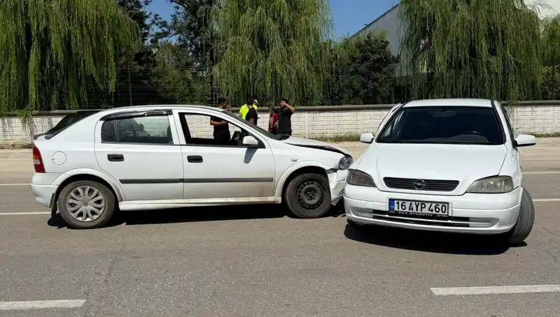 İki Otomobilin Çarpışması: Kaza Sonucu İki Yaralı