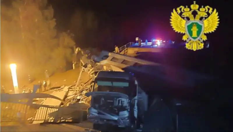 Rusya'da İki Köprü Çöktü, Tren Kazası Faciası: Yedi Kişi Hayatını Kaybetti