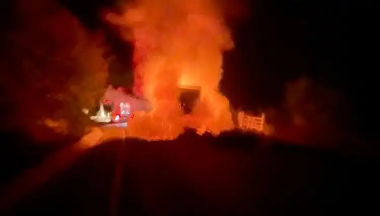 Seyir Halindeki Kamyonet Alev Alev Yandı: Şok Edici Anlar