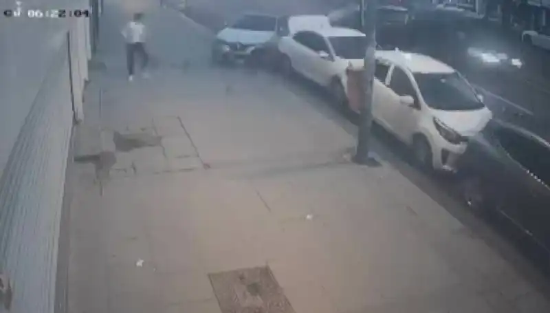 Direksiyon Hakimiyetini Kaybeden Sürücü, Park Halindeki Araçlara Çarptı
